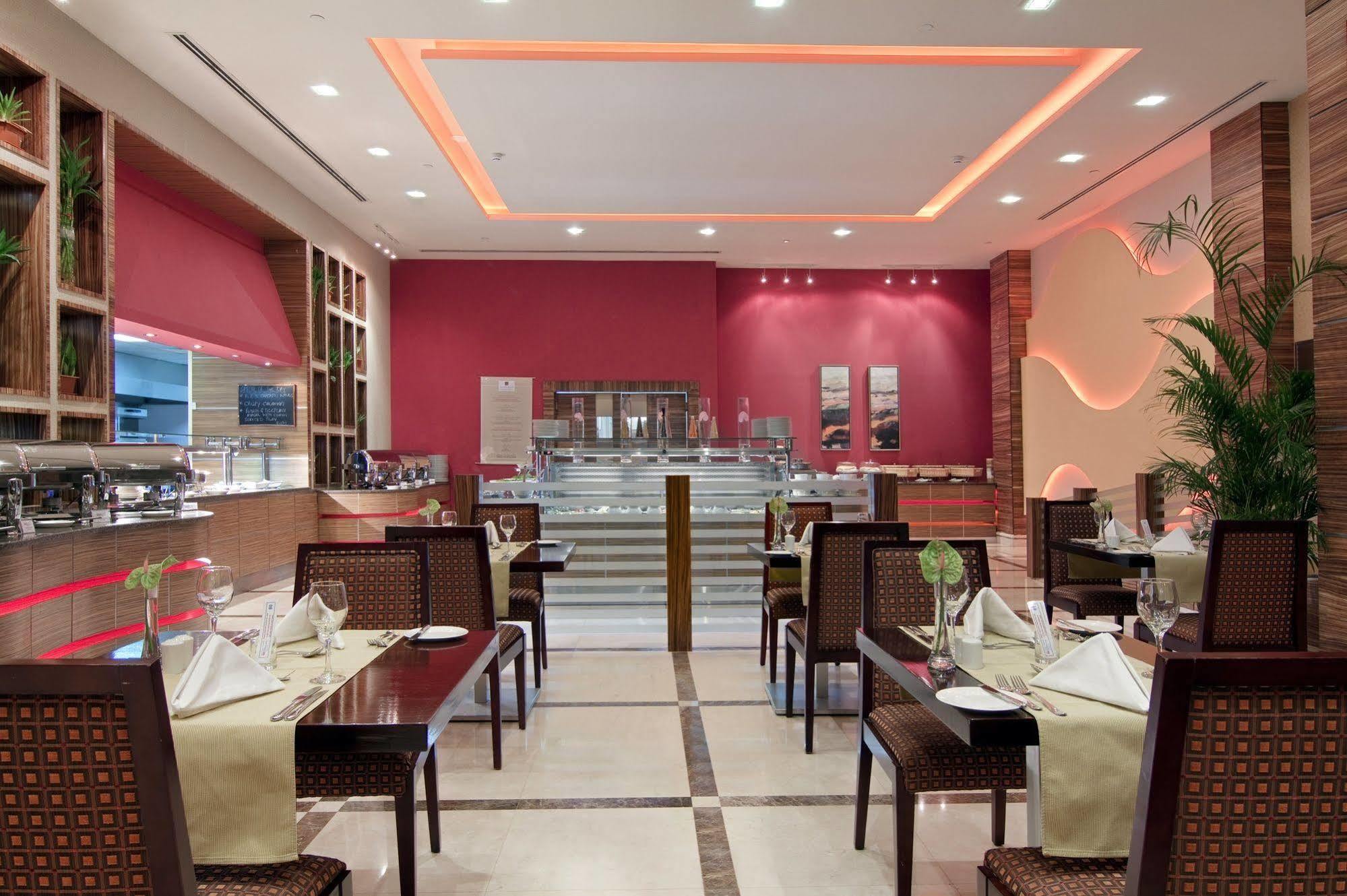 Hilton Garden Inn Riyadh Olaya Restaurace fotografie